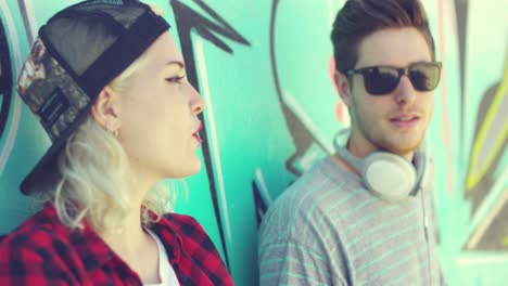 pareja joven hipster relajándose en un parque de patinaje