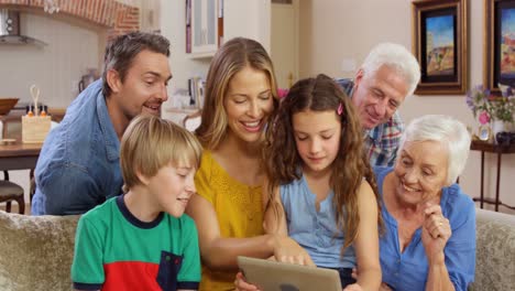 familia de varias generaciones que utiliza tabletas