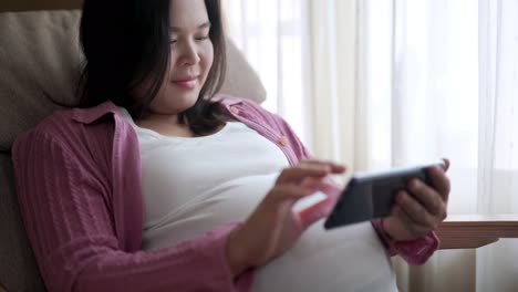 Glückliche-Schwangere-Frau-Und-Erwartetes-Baby-Zu-Hause.