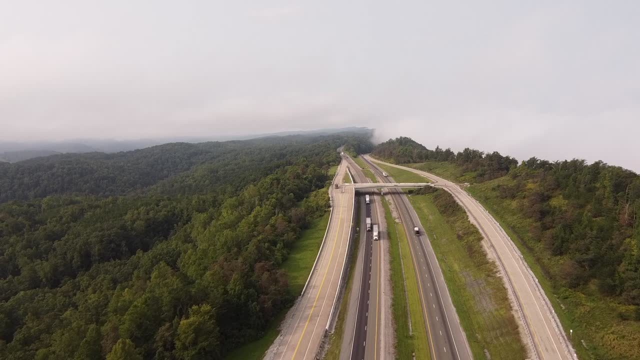 vista aérea de la rareza mountain rd en tennessee, ee.uu. - toma aérea de un dron