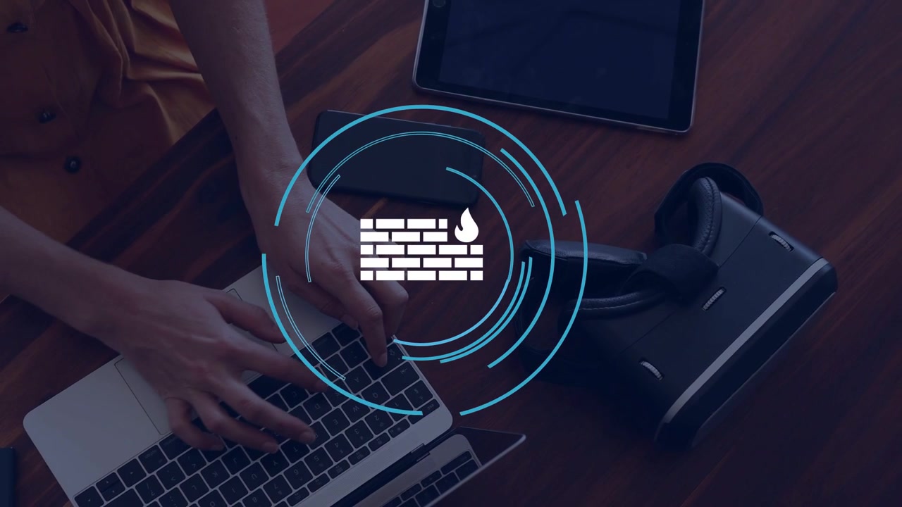 Donna che digita sul laptop, con un'interfaccia HUD che appare sulla scrivania e un'icona di firewall che indica la sicurezza.