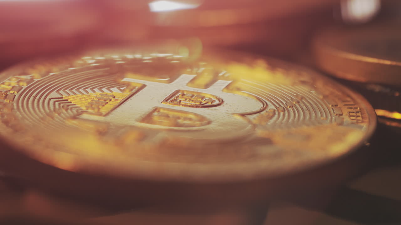 primer plano de una moneda de bitcoin