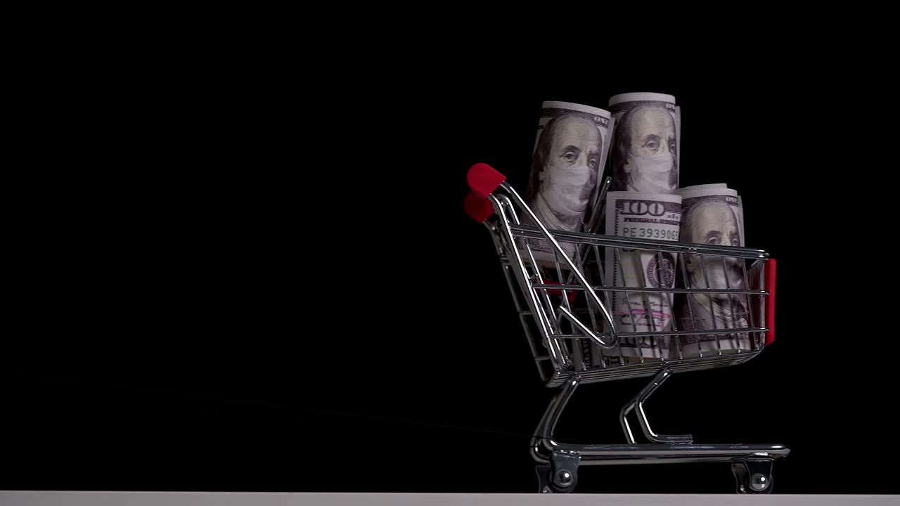 100 en una máscara médica. la crisis en la economía global durante la pandemia de covid-19. imágenes de alta calidad en 4k