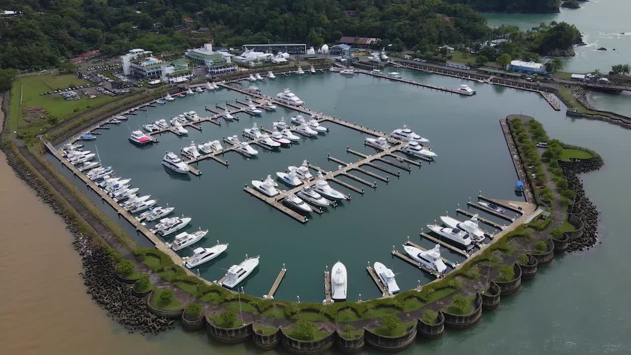 코스타리카 케포스의 레저 보트로 가득한 항구