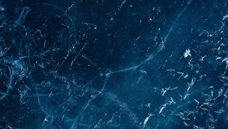 indre fosen, condado de trondelag, noruega - el lago de omundvatnet tocado por una frost delicada - aérea de arriba hacia abajo