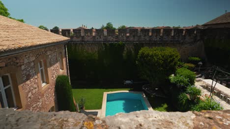 Jardín-Junto-A-La-Piscina-Del-Castillo-De-Pouzilhac