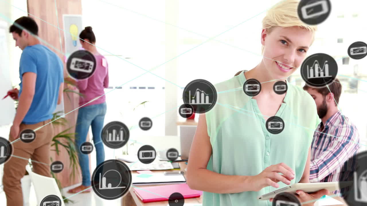 animación de la red de conexiones con iconos sobre diversos colegas que trabajan en la oficina