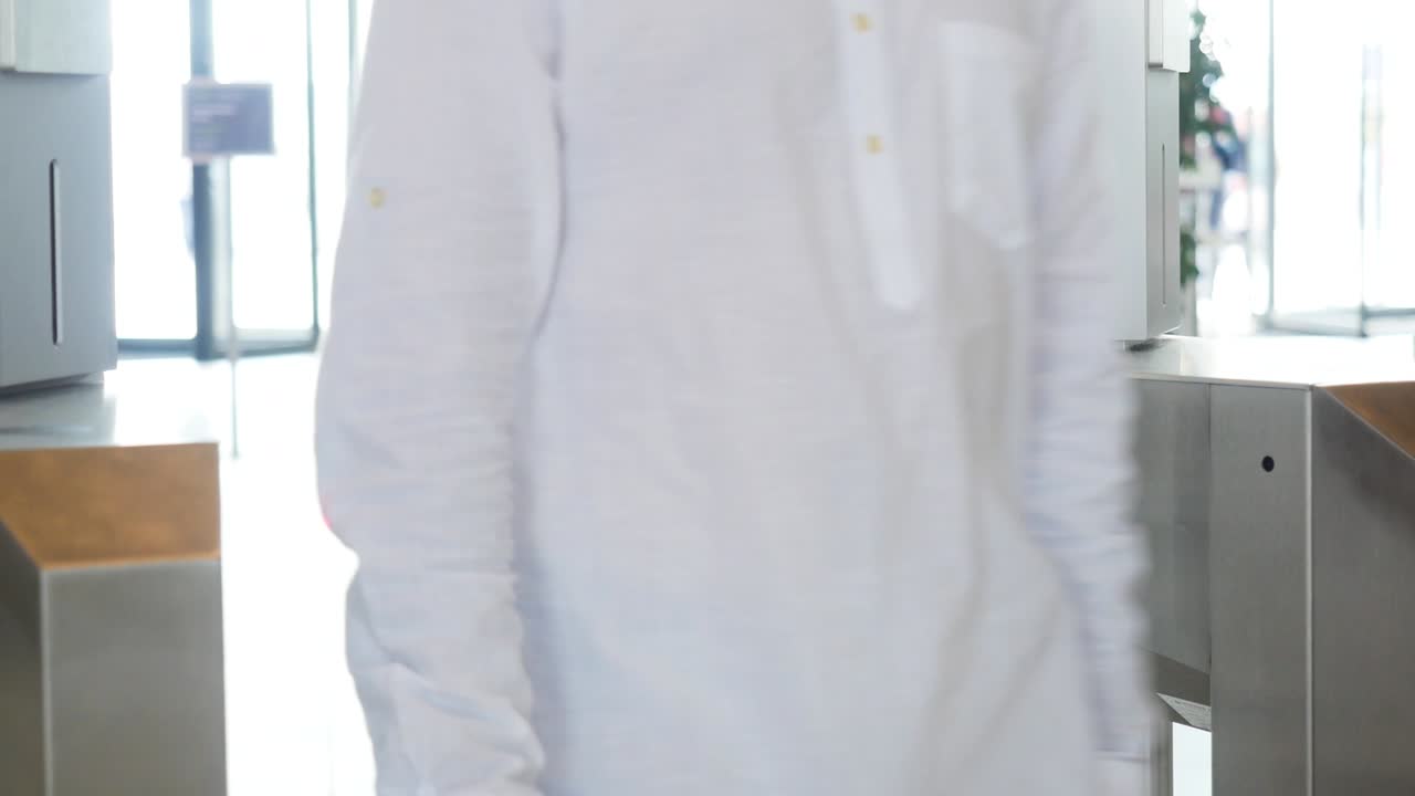 persona que utiliza la puerta de control de acceso