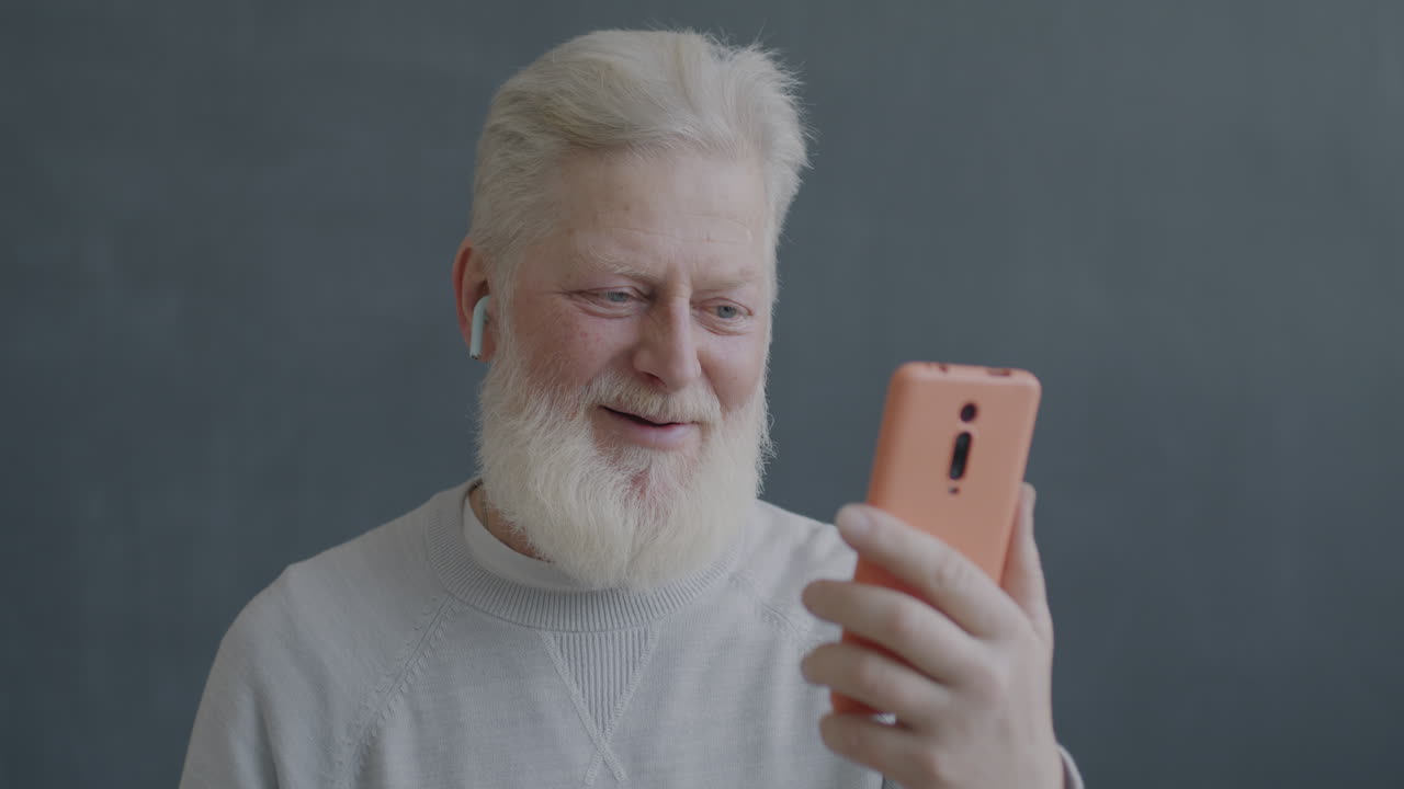 Ikääntynyt mies videopuhelussa