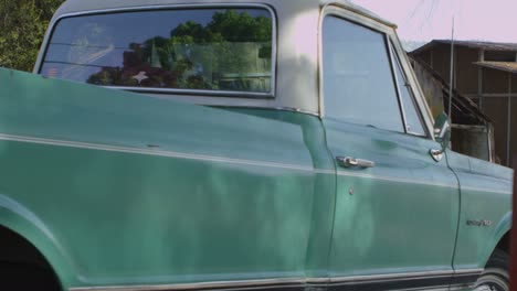 una vieja camioneta se detiene frente a un antiguo granero