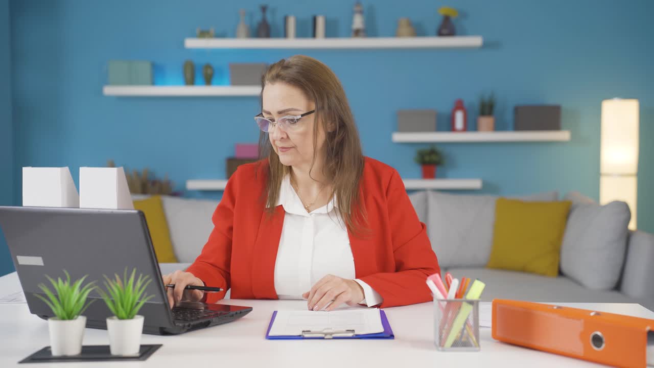 trabajadora de oficina en casa feliz y sonriente.