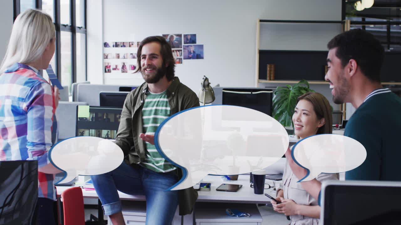animación de burbujas de habla sobre diversas personas de negocios durante la reunión