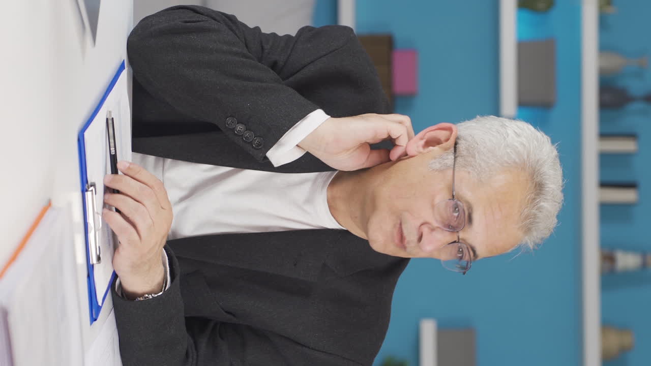 vídeo vertical del trabajador de la oficina en casa hombre pensativo.