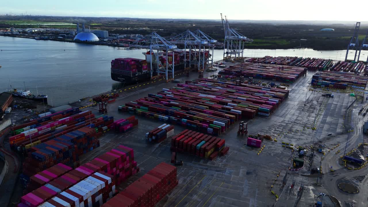 Panoramisk droneoptagelse fra luften af den industrielle fragthavn i Southampton, England. På en smuk, solrig og skyet vinterdag med floden i syne og de omkringliggende fabrikker.