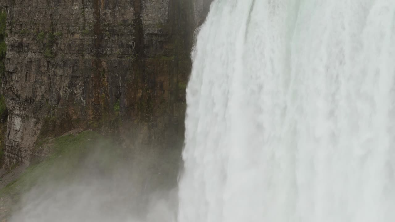 캐나다 온타리오 주 니아가라 폭포 위에서 신선한 물이 부히고 있습니다.