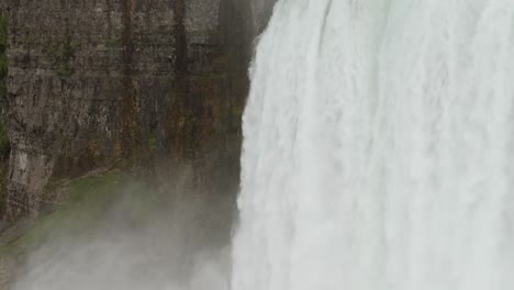 las aguas dulces se estrellan sobre las cataratas del niágara, ontario, canadá