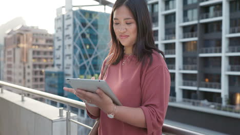 Tablet,-Gebäude-Und-Geschäftsfrau-In-Der-Stadt