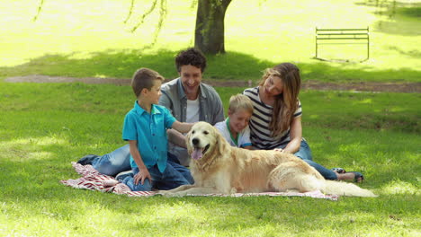 familia con perro en el parque