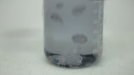 cubo de hielo seco en el fondo de una botella de agua