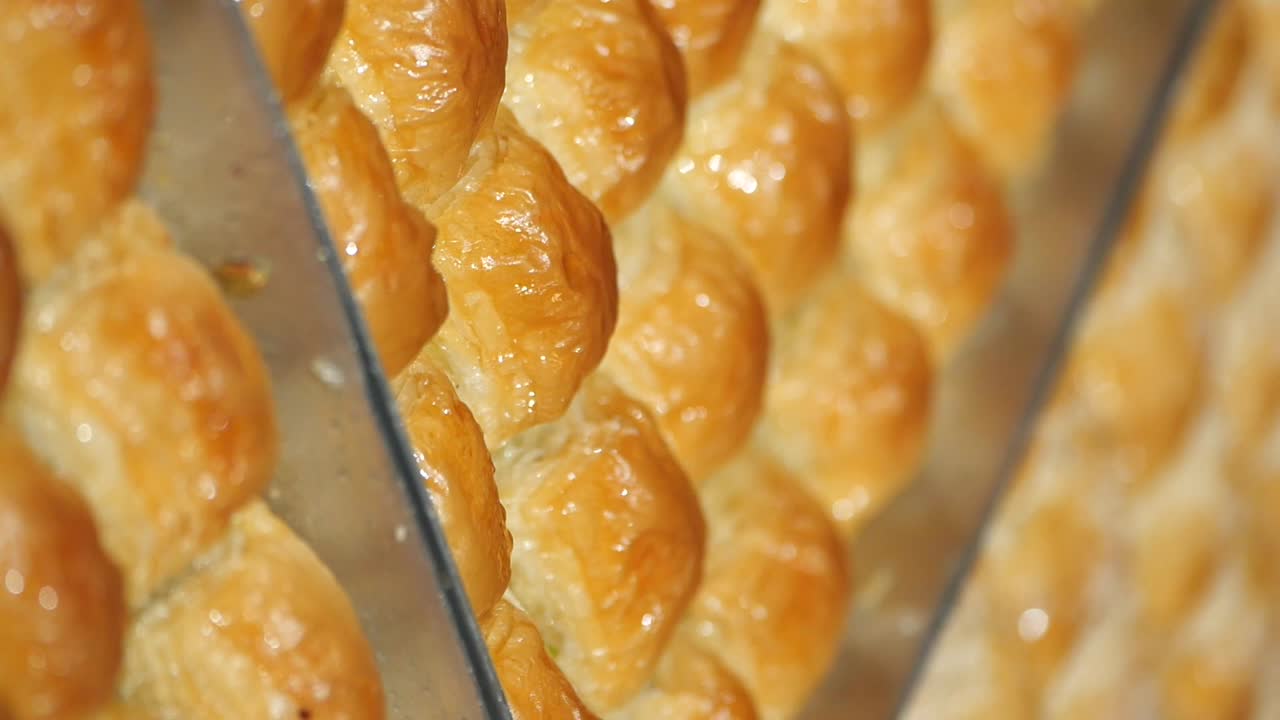 Esposizione di Baklava impilati.