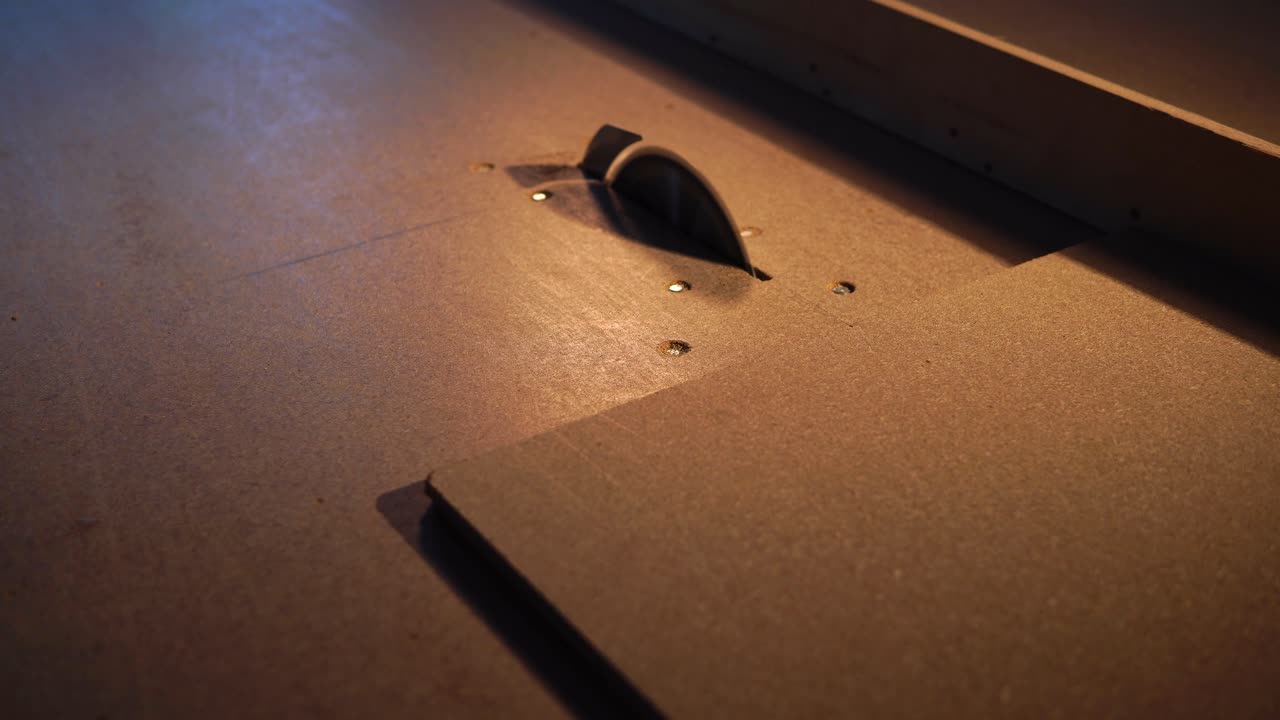 테이블 톱 절단 나무