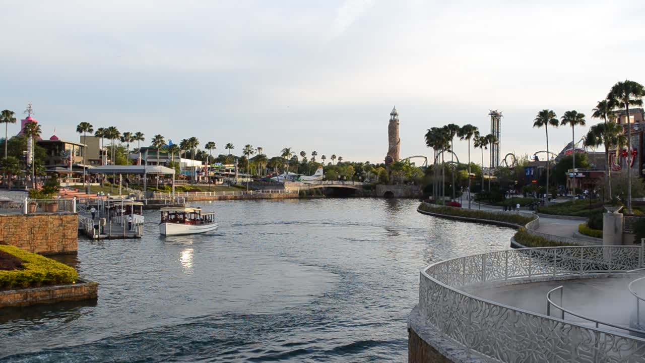 Sera nei parchi di Orlando. Universal Studios, i più antichi studi cinematografici di Hollywood ancora esistenti. Fu fondata da Karl Lemmle nel 1912. Dal 1915 al 1925, la più grande delle compagnie cinematografiche degli USA. Dal 2004, divisione di produzione della compagnia NBC Universal