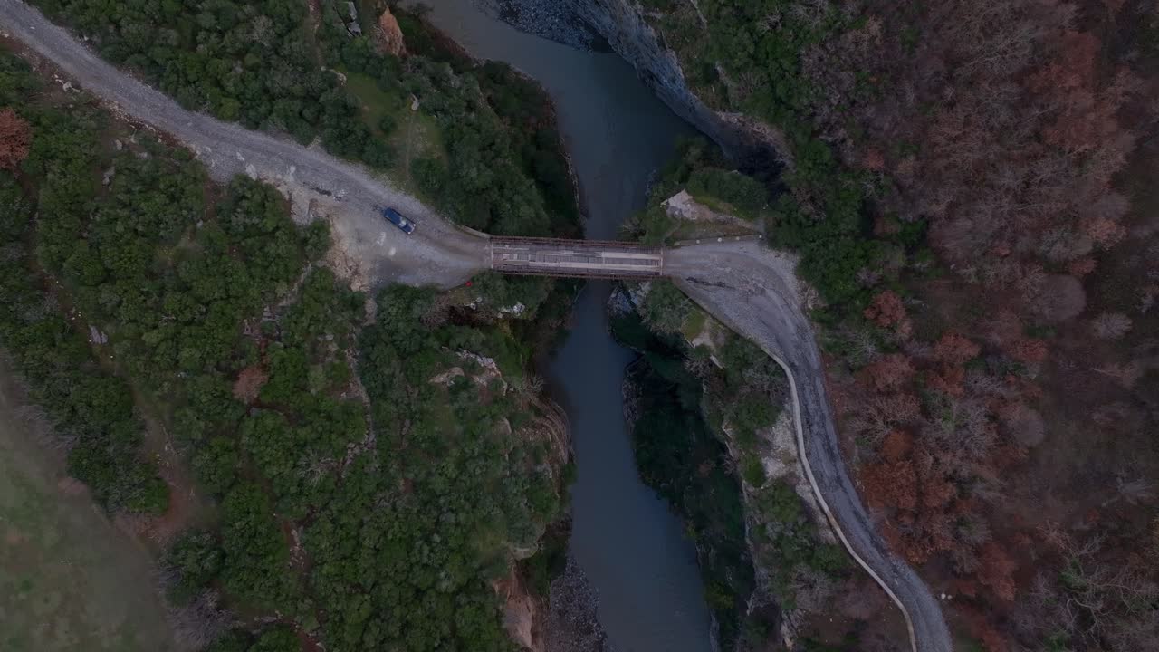 Luftfoto af en bil, der kører over en bro i Osumi-kløften, Albanien.