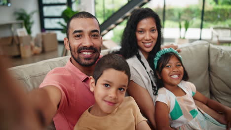 una selfie de familia feliz