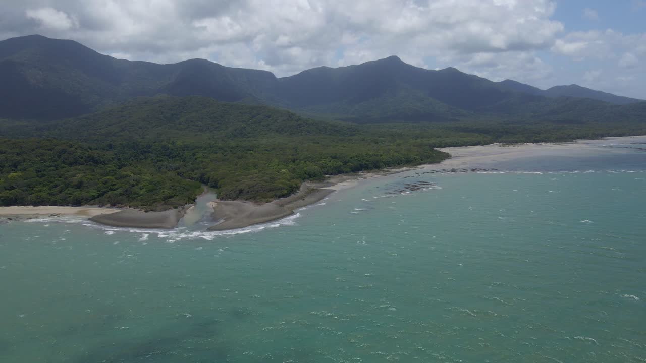 vista aérea sobre la tribulación del cabo en queensland, australia - disparo de drones