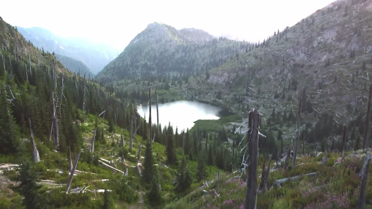 Vista aerea di un bellissimo lago tra le montagne