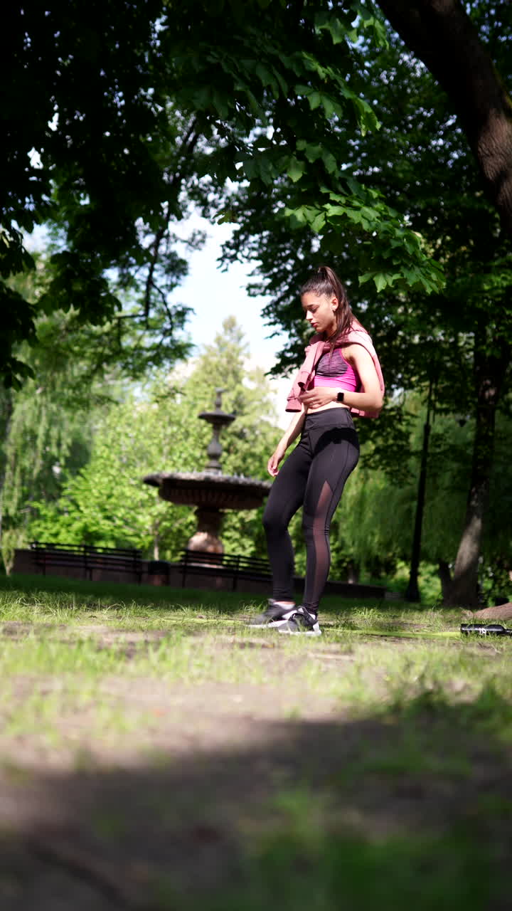 mujer haciendo ejercicio en un parque