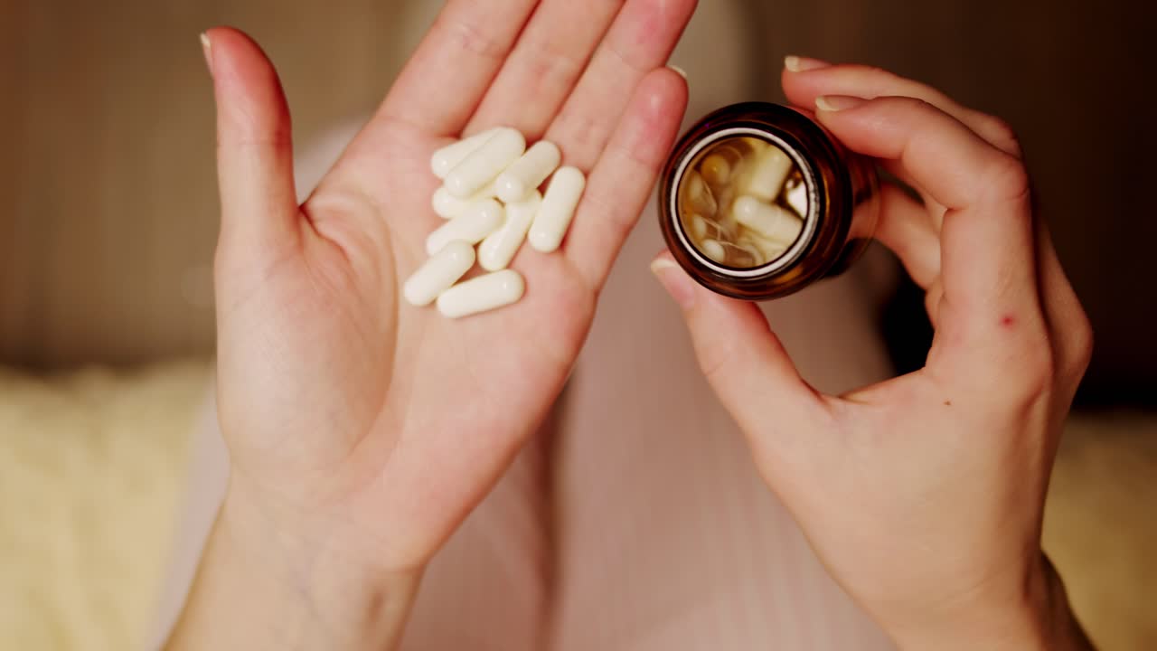 mujer tomando pastillas