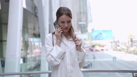 mujer en el teléfono en la ciudad