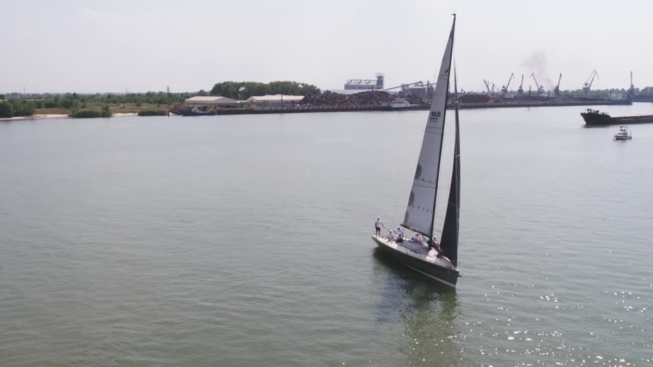 항구 에서 항해 하는 요트