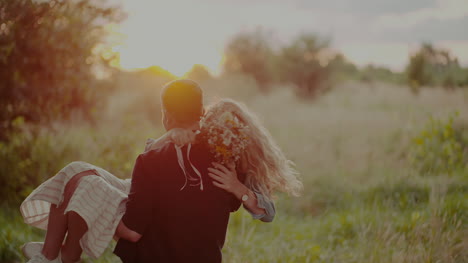 Pareja-Alegre-Caminando-Y-Sonriendo-Al-Aire-Libre-En-El-Verano-11