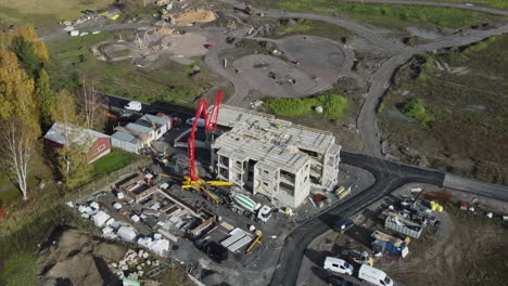 órbitas aéreas camión de cemento que alimenta la bomba de hormigón para la construcción