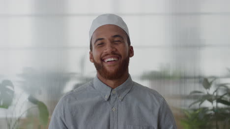 Porträt-Eines-Jungen-Muslimischen-Geschäftsmannes,-Der-Lachend-Den-Beruflichen-Karriereerfolg-Genießt-Und-Gemischtrassige-Unternehmer-Mit-Kufi-Hut-Im-Büro-Trägt
