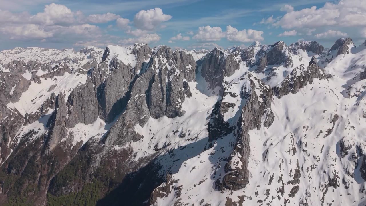 Incredibile video con drone di Maja e Vajushës coperta di neve nell'Albania settentrionale