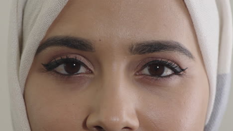 Augen-Einer-Jungen-Muslimischen-Frau,-Die-Blinzelnd-In-Die-Kamera-Blickt-Und-Einen-Hijab-Trägt,-Weibliche-Schönheit-Aus-Nächster-Nähe