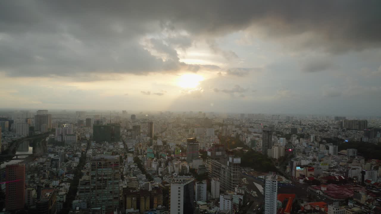 vista panorámica de la ciudad de ho chi minh desde la torre financiera bitexco durante el atardecer o el amanecer