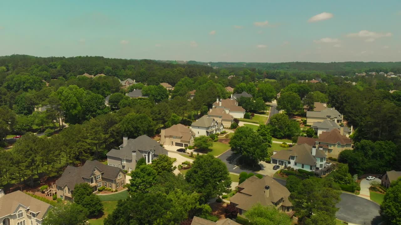 Survol d'un lotissement haut de gamme dans la banlieue d'Atlanta