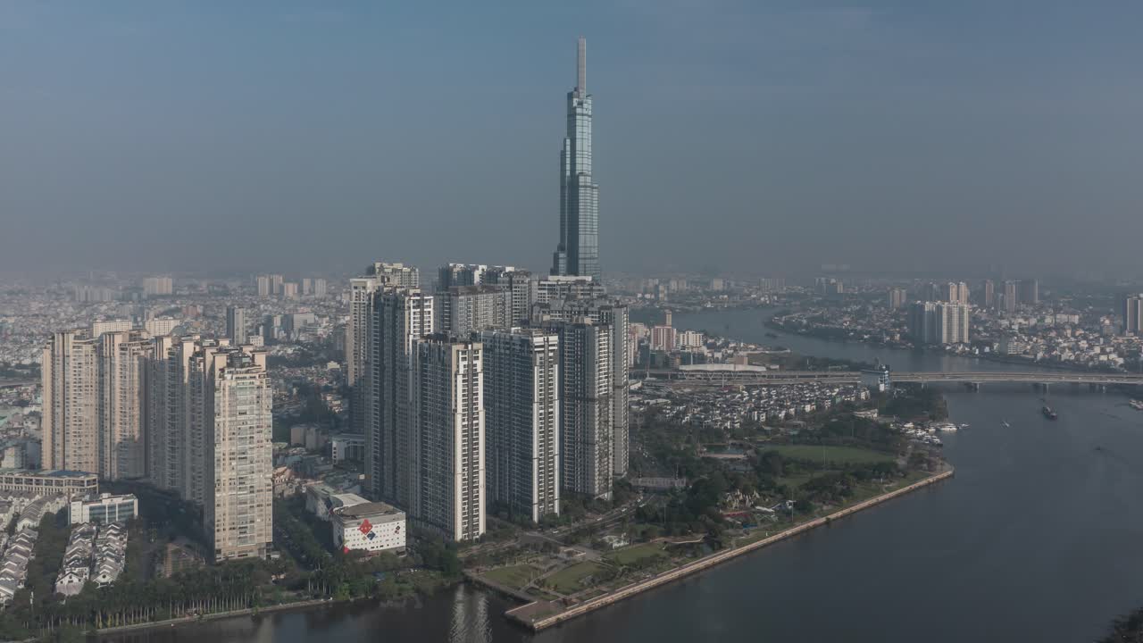 베트남의 랜드마크 건물의 공중 하이퍼스 (aerial hyperlapse of landmark building)