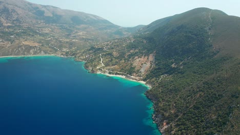 Antena-Hacia-La-Playa-De-Vouti-En-La-Isla-De-Kefalonia,-Playa-Aislada-De-Guijarros-Con-Mar-Turquesa