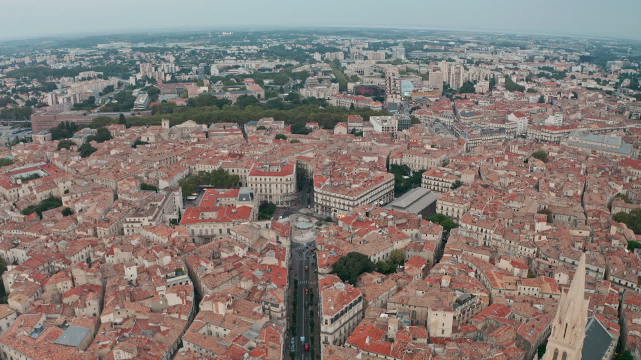 Plano de dron con avance tipo dolly por la Rue Foch en el centro de Montpellier, Francia