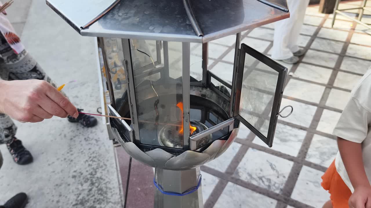 rindiendo homenaje en un templo budista