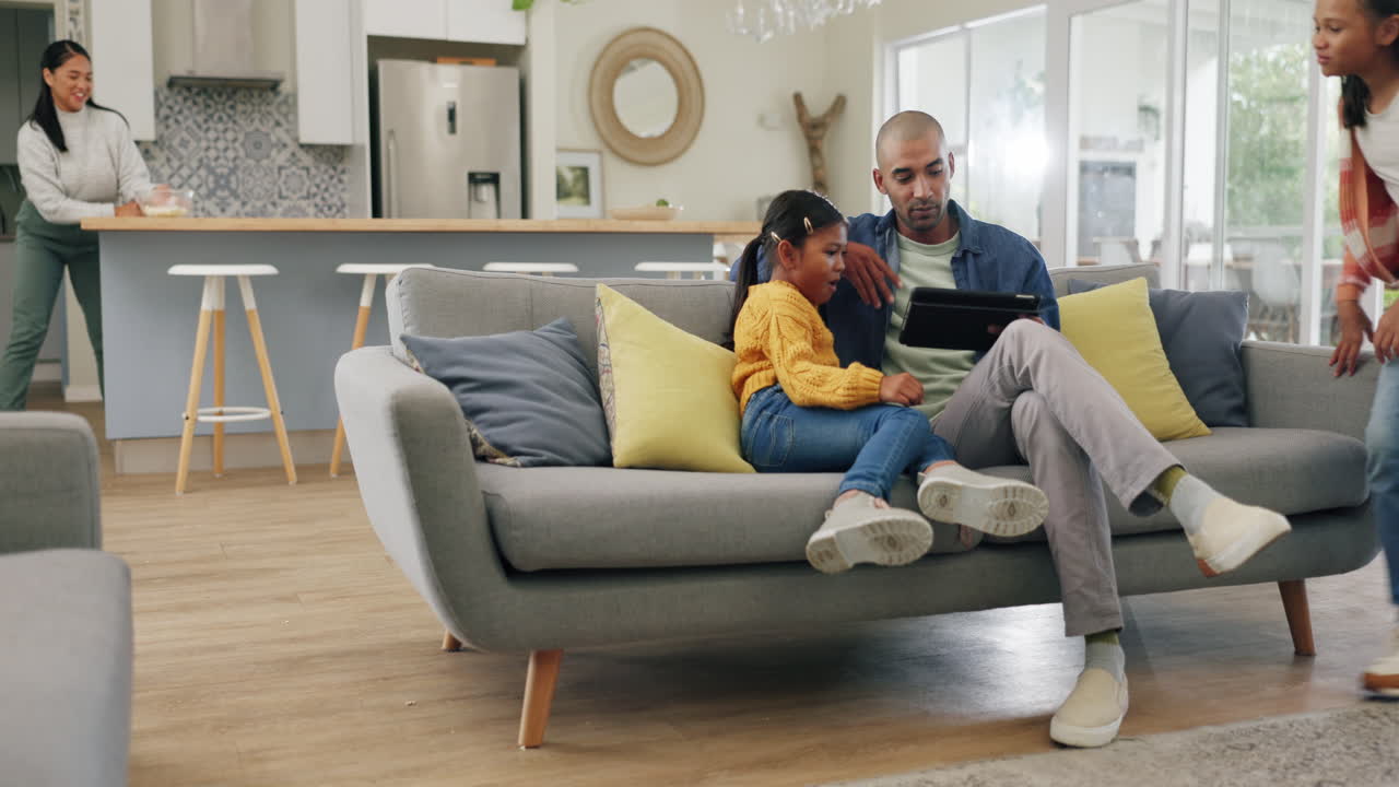 tableta, familia y niños corriendo al sofá