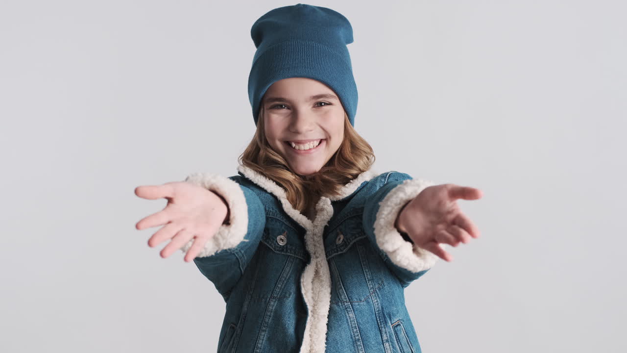 행복한 십대 백인 소녀가 젠미 재을 입고 포옹하고 있습니다.