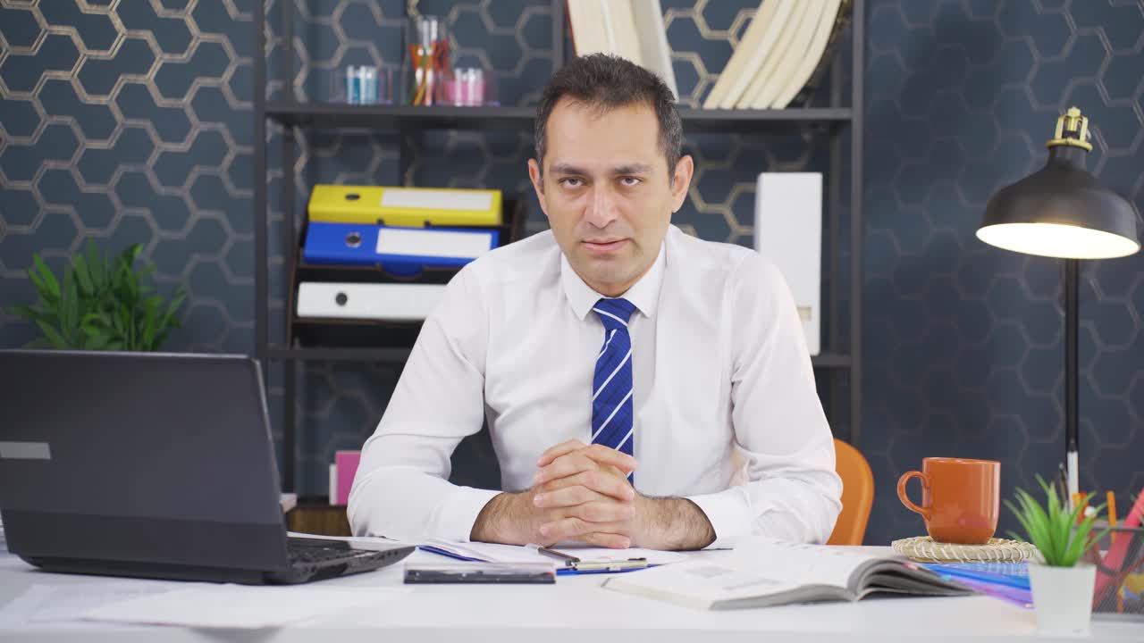 un hombre de negocios enojado mirando a la cámara.