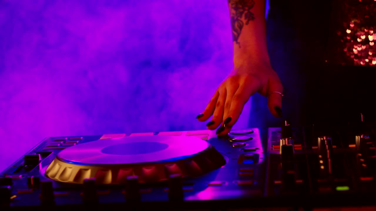 dj chica tocando en un club nocturno