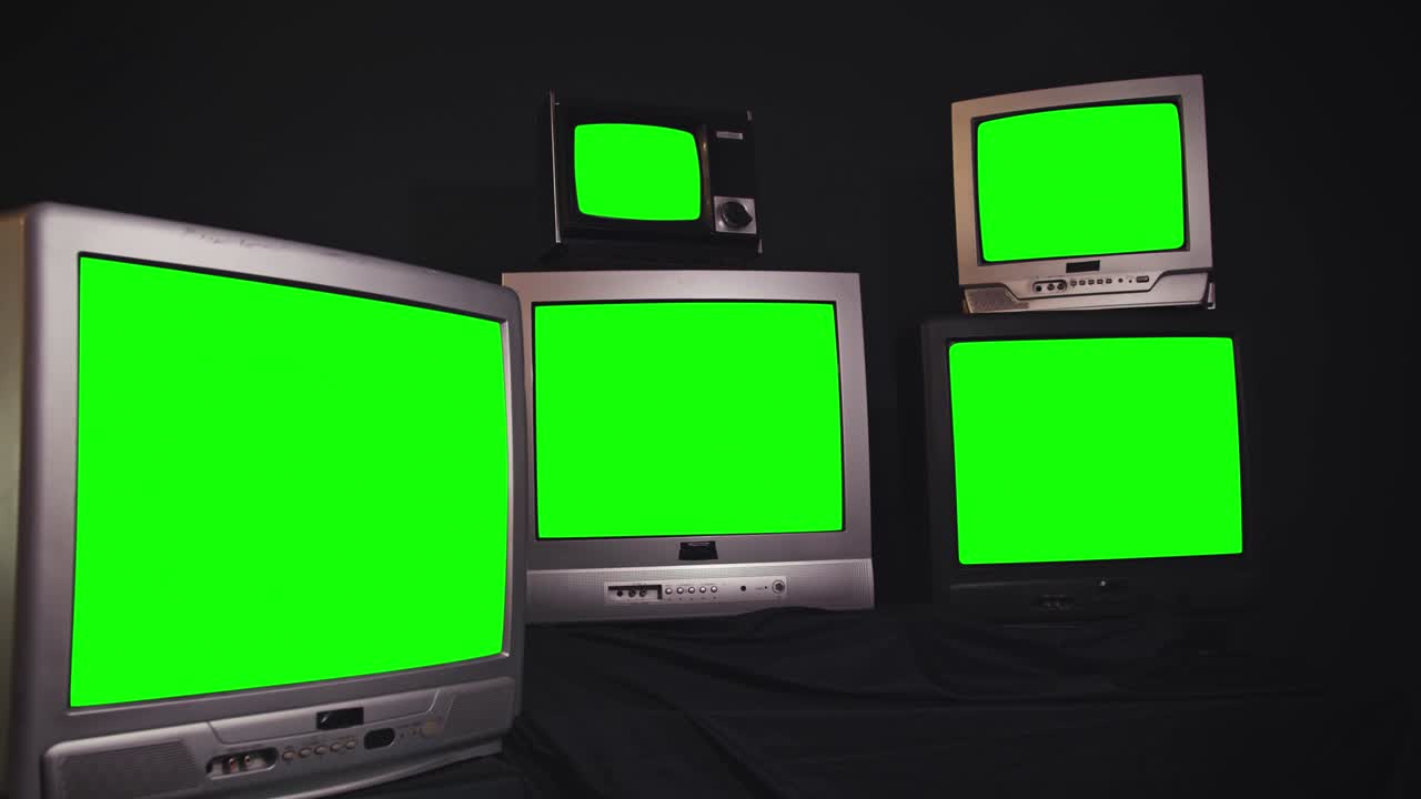 빈티지 tv는 녹색 스크린을 켜고 끄고 있습니다.